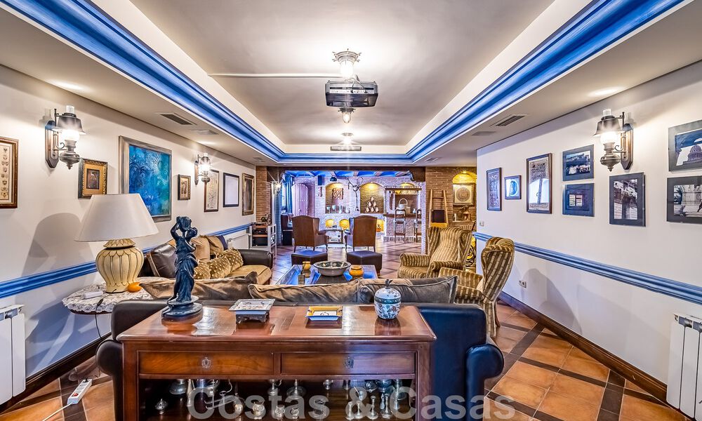 Elegante villa andaluza de lujo en venta a un paso de la playa en la codiciada urbanización Bahía de Marbella 51897