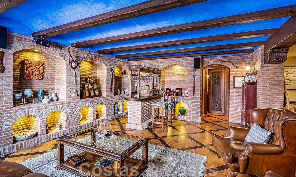 Elegante villa andaluza de lujo en venta a un paso de la playa en la codiciada urbanización Bahía de Marbella 51898