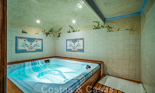 Elegante villa andaluza de lujo en venta a un paso de la playa en la codiciada urbanización Bahía de Marbella 51899 