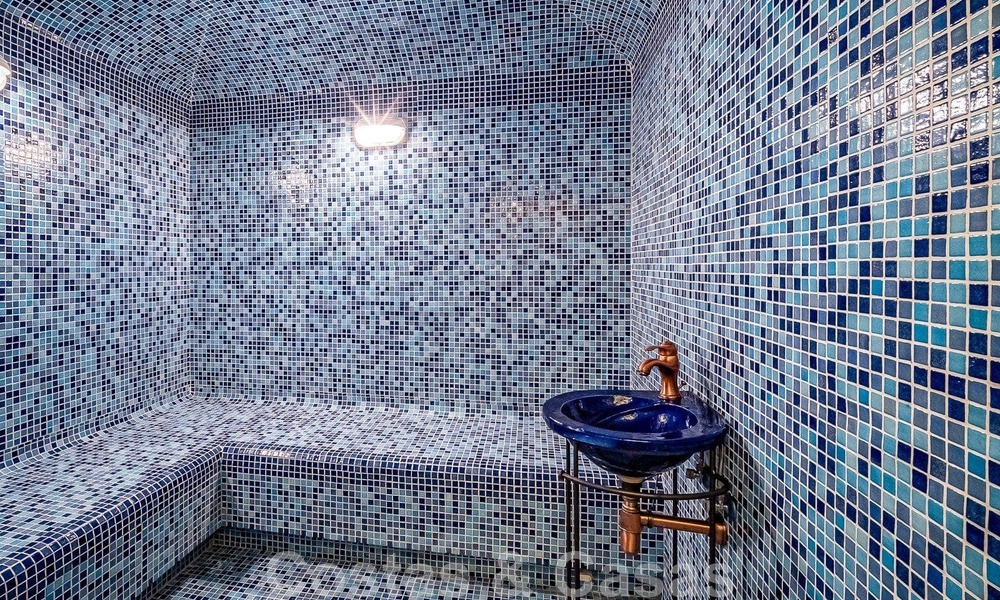 Elegante villa andaluza de lujo en venta a un paso de la playa en la codiciada urbanización Bahía de Marbella 51900