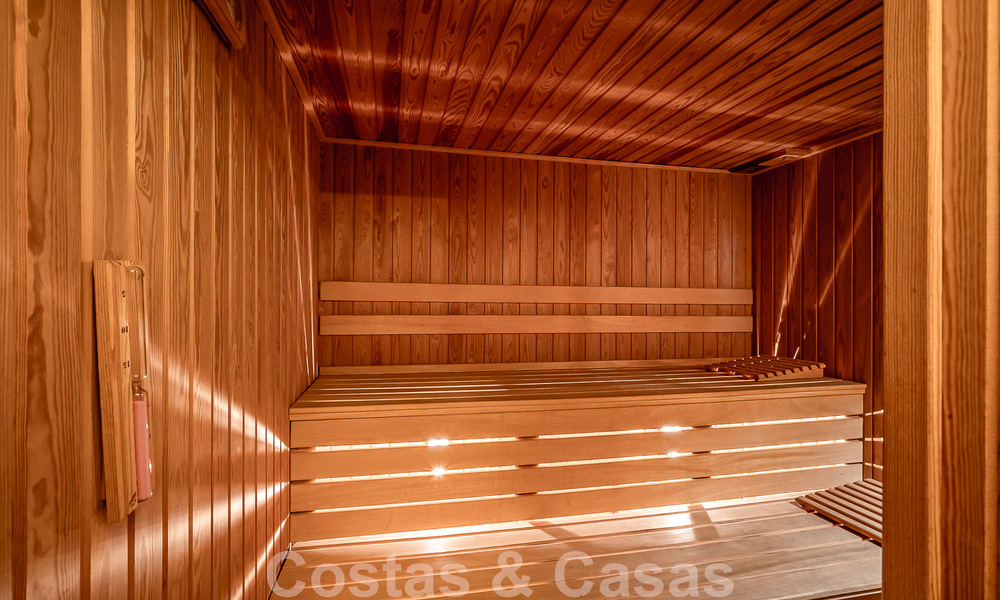 Elegante villa andaluza de lujo en venta a un paso de la playa en la codiciada urbanización Bahía de Marbella 51902