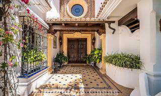 Elegante villa andaluza de lujo en venta a un paso de la playa en la codiciada urbanización Bahía de Marbella 51903 