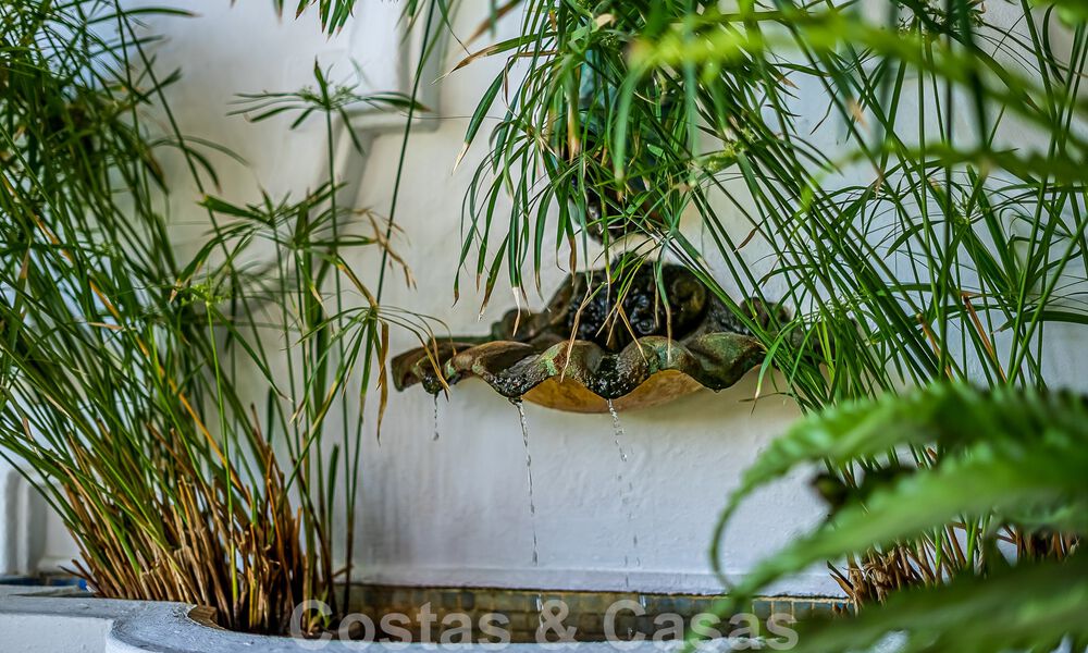 Elegante villa andaluza de lujo en venta a un paso de la playa en la codiciada urbanización Bahía de Marbella 51904