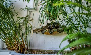 Elegante villa andaluza de lujo en venta a un paso de la playa en la codiciada urbanización Bahía de Marbella 51904 