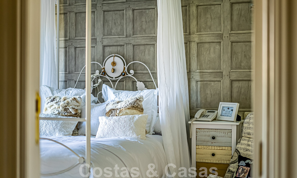 Elegante villa andaluza de lujo en venta a un paso de la playa en la codiciada urbanización Bahía de Marbella 51905