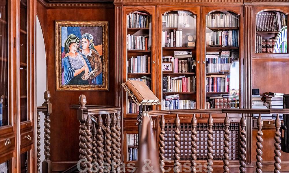 Elegante villa andaluza de lujo en venta a un paso de la playa en la codiciada urbanización Bahía de Marbella 51907