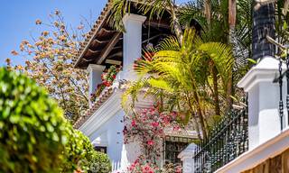 Elegante villa andaluza de lujo en venta a un paso de la playa en la codiciada urbanización Bahía de Marbella 51908 