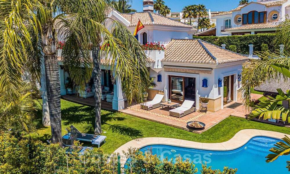 Elegante villa andaluza de lujo en venta a un paso de la playa en la codiciada urbanización Bahía de Marbella 51909