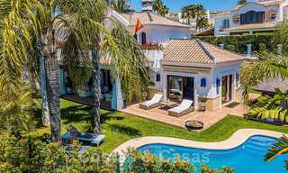 Elegante villa andaluza de lujo en venta a un paso de la playa en la codiciada urbanización Bahía de Marbella 51909 