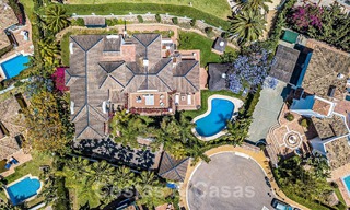 Elegante villa andaluza de lujo en venta a un paso de la playa en la codiciada urbanización Bahía de Marbella 51911 