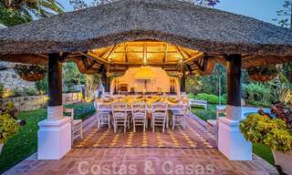 Elegante villa andaluza de lujo en venta a un paso de la playa en la codiciada urbanización Bahía de Marbella 51912 