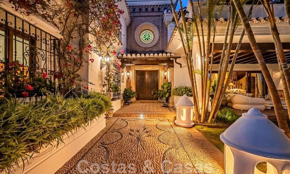 Elegante villa andaluza de lujo en venta a un paso de la playa en la codiciada urbanización Bahía de Marbella 51913