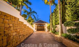 Elegante villa andaluza de lujo en venta a un paso de la playa en la codiciada urbanización Bahía de Marbella 51914 