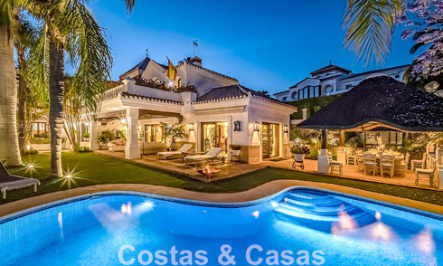 Elegante villa andaluza de lujo en venta a un paso de la playa en la codiciada urbanización Bahía de Marbella 51916