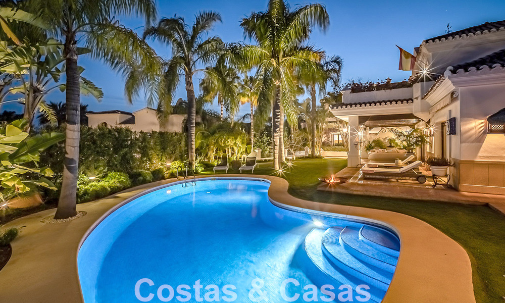 Elegante villa andaluza de lujo en venta a un paso de la playa en la codiciada urbanización Bahía de Marbella 51917