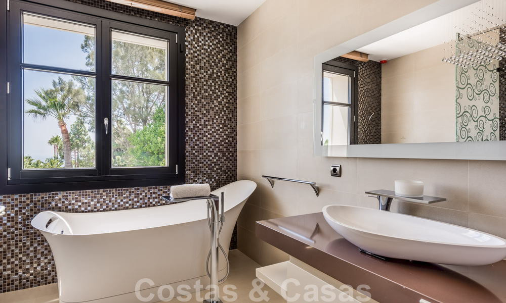 Majestuosa villa de lujo en venta con 7 dormitorios en una exclusiva urbanización al este del centro de Marbella 52002