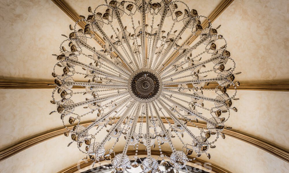 Majestuosa villa de lujo en venta con 7 dormitorios en una exclusiva urbanización al este del centro de Marbella 52018