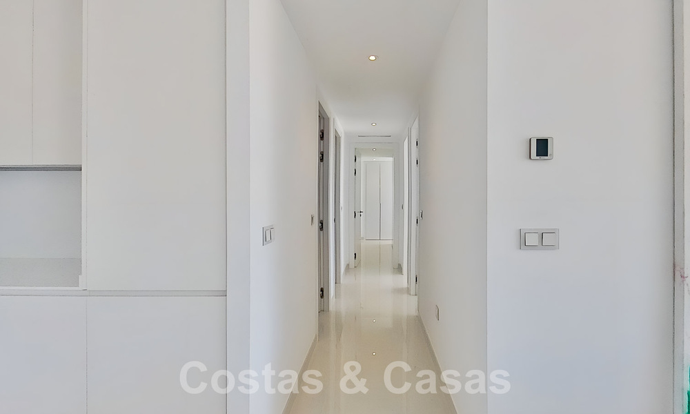 Moderno apartamento con jardín en venta con 3 dormitorios en resort de golf en la Nueva Milla de Oro entre Marbella y Estepona 53236