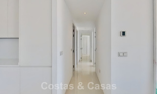 Moderno apartamento con jardín en venta con 3 dormitorios en resort de golf en la Nueva Milla de Oro entre Marbella y Estepona 53236 