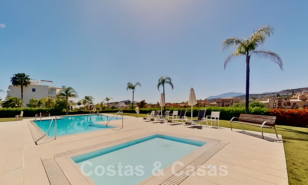 Moderno apartamento con jardín en venta con 3 dormitorios en resort de golf en la Nueva Milla de Oro entre Marbella y Estepona 53237