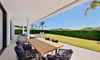 Moderno apartamento con jardín en venta con 3 dormitorios en resort de golf en la Nueva Milla de Oro entre Marbella y Estepona 53238 