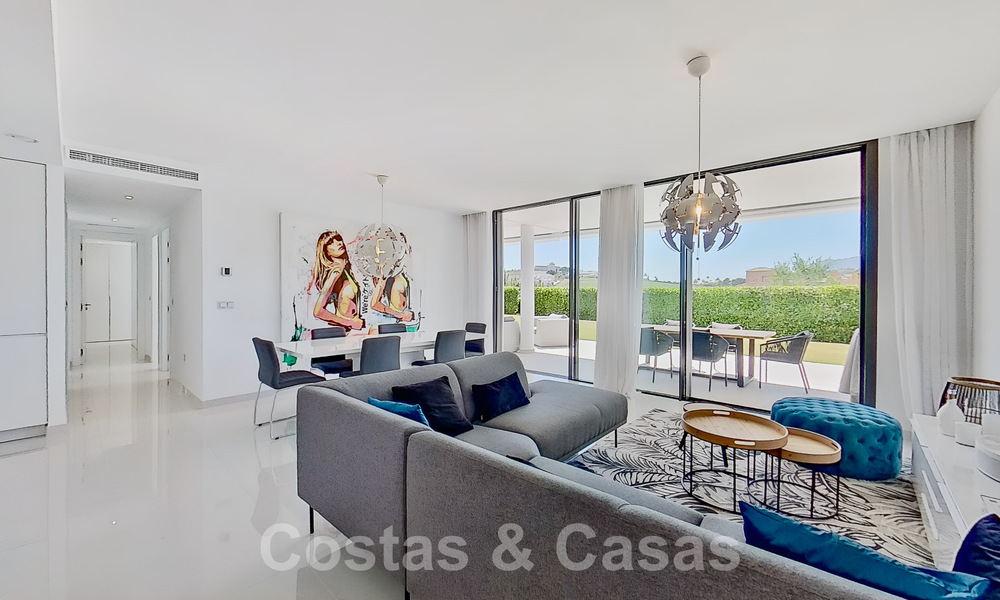 Moderno apartamento con jardín en venta con 3 dormitorios en resort de golf en la Nueva Milla de Oro entre Marbella y Estepona 53244