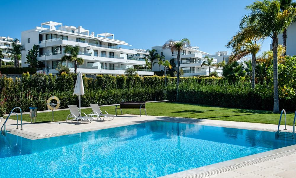 Moderno apartamento con jardín en venta con 3 dormitorios en resort de golf en la Nueva Milla de Oro entre Marbella y Estepona 53253