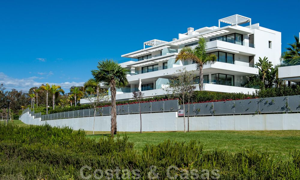 Moderno apartamento con jardín en venta con 3 dormitorios en resort de golf en la Nueva Milla de Oro entre Marbella y Estepona 53254