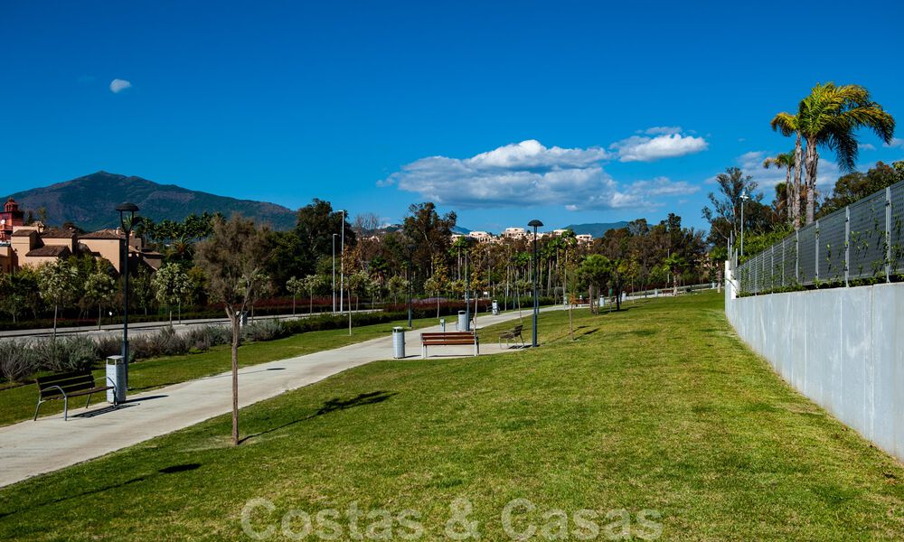 Moderno apartamento con jardín en venta con 3 dormitorios en resort de golf en la Nueva Milla de Oro entre Marbella y Estepona 53255