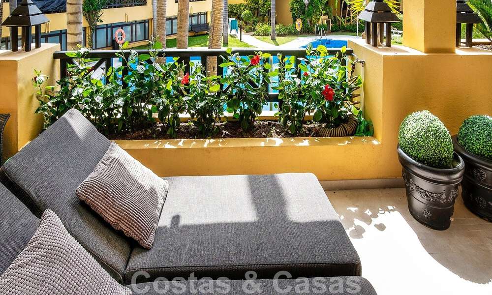 Apartamento de lujo de 4 dormitorios en venta en exclusivo complejo en segunda línea de playa en Puerto Banús, Marbella 52096
