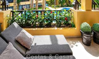 Apartamento de lujo de 4 dormitorios en venta en exclusivo complejo en segunda línea de playa en Puerto Banús, Marbella 52096 