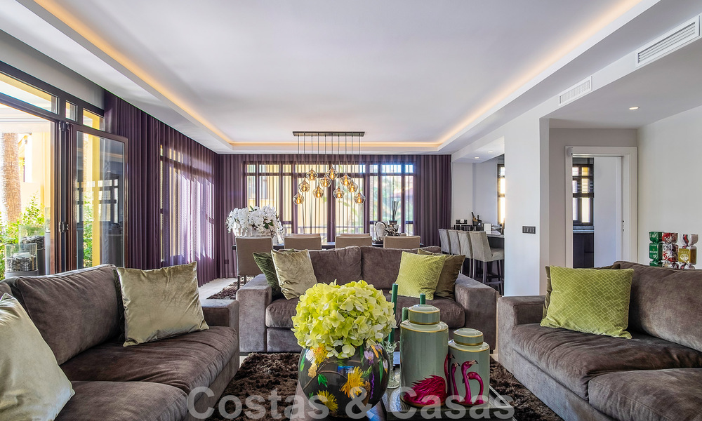 Apartamento de lujo de 4 dormitorios en venta en exclusivo complejo en segunda línea de playa en Puerto Banús, Marbella 52099