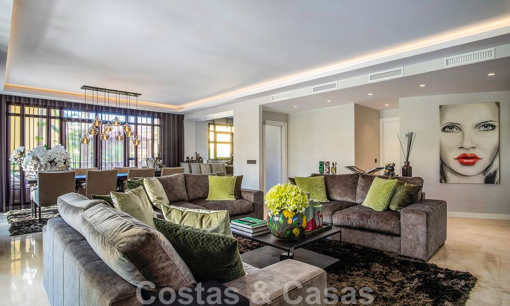 Apartamento de lujo de 4 dormitorios en venta en exclusivo complejo en segunda línea de playa en Puerto Banús, Marbella 52100