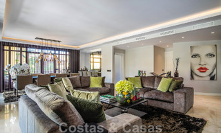 Apartamento de lujo de 4 dormitorios en venta en exclusivo complejo en segunda línea de playa en Puerto Banús, Marbella 52100 
