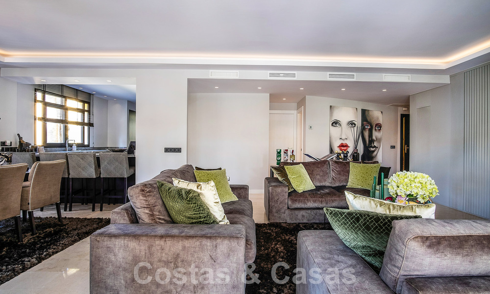 Apartamento de lujo de 4 dormitorios en venta en exclusivo complejo en segunda línea de playa en Puerto Banús, Marbella 52101