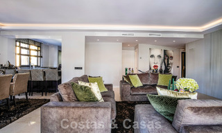 Apartamento de lujo de 4 dormitorios en venta en exclusivo complejo en segunda línea de playa en Puerto Banús, Marbella 52101 