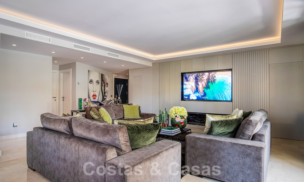 Apartamento de lujo de 4 dormitorios en venta en exclusivo complejo en segunda línea de playa en Puerto Banús, Marbella 52102