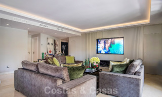 Apartamento de lujo de 4 dormitorios en venta en exclusivo complejo en segunda línea de playa en Puerto Banús, Marbella 52102 