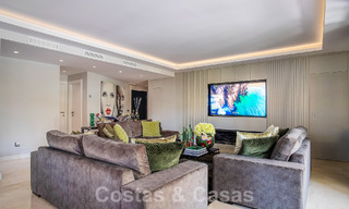 Apartamento de lujo en venta en exclusivo complejo en segunda línea de playa en Puerto Banús, Marbella 52102 