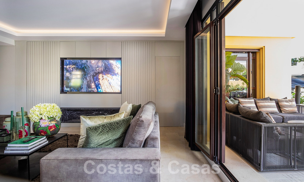Apartamento de lujo de 4 dormitorios en venta en exclusivo complejo en segunda línea de playa en Puerto Banús, Marbella 52103