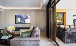 Apartamento de lujo de 4 dormitorios en venta en exclusivo complejo en segunda línea de playa en Puerto Banús, Marbella 52103 