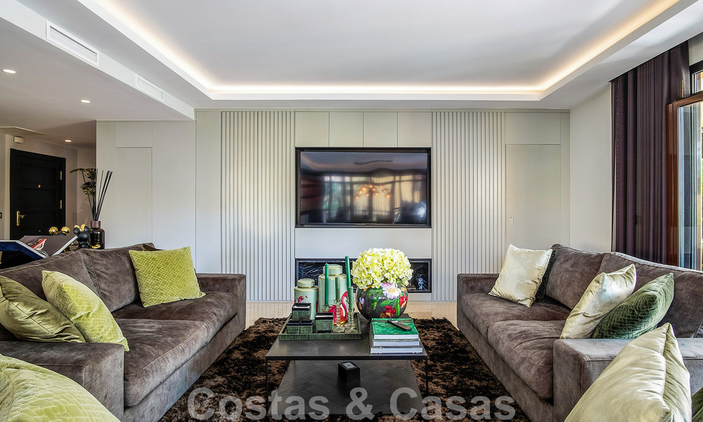 Apartamento de lujo de 4 dormitorios en venta en exclusivo complejo en segunda línea de playa en Puerto Banús, Marbella 52104