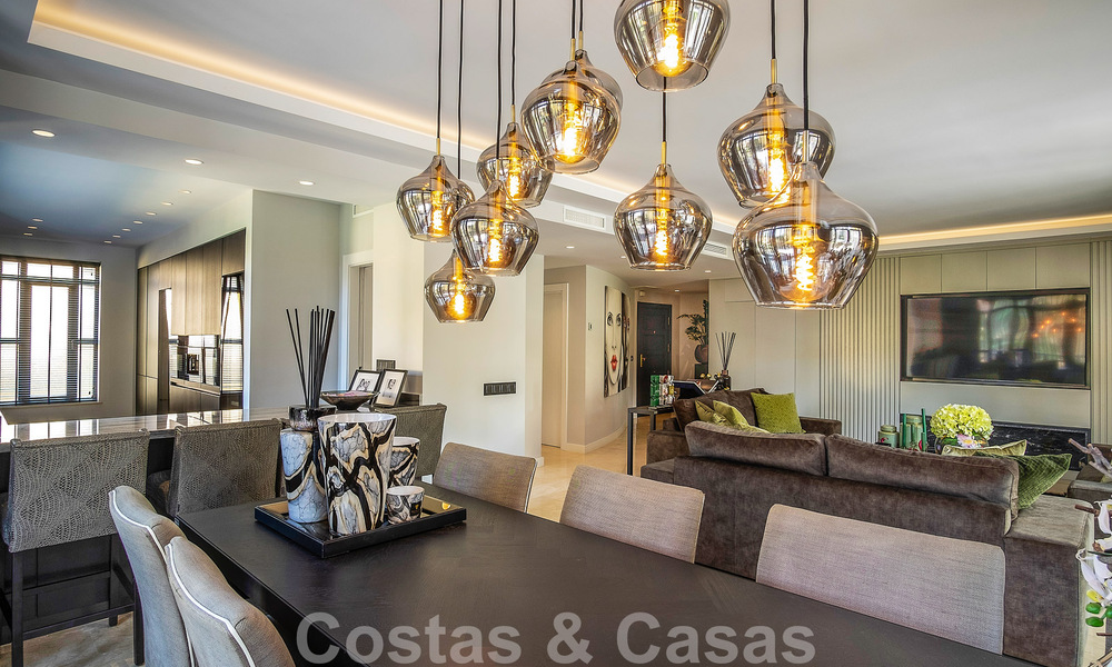 Apartamento de lujo de 4 dormitorios en venta en exclusivo complejo en segunda línea de playa en Puerto Banús, Marbella 52106