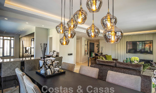 Apartamento de lujo de 4 dormitorios en venta en exclusivo complejo en segunda línea de playa en Puerto Banús, Marbella 52106 