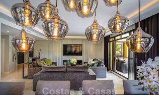 Apartamento de lujo de 4 dormitorios en venta en exclusivo complejo en segunda línea de playa en Puerto Banús, Marbella 52107 