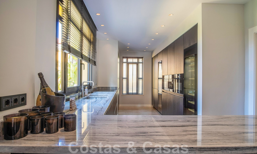 Apartamento de lujo en venta en exclusivo complejo en segunda línea de playa en Puerto Banús, Marbella 52108