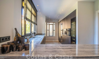 Apartamento de lujo en venta en exclusivo complejo en segunda línea de playa en Puerto Banús, Marbella 52108 