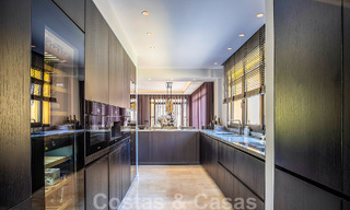 Apartamento de lujo en venta en exclusivo complejo en segunda línea de playa en Puerto Banús, Marbella 52109 