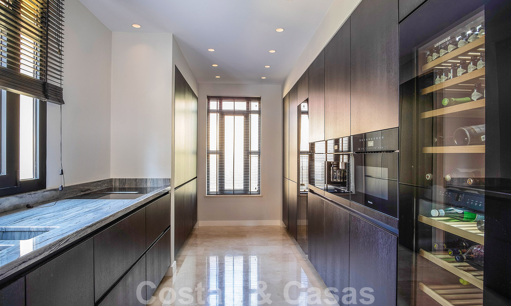 Apartamento de lujo en venta en exclusivo complejo en segunda línea de playa en Puerto Banús, Marbella 52110