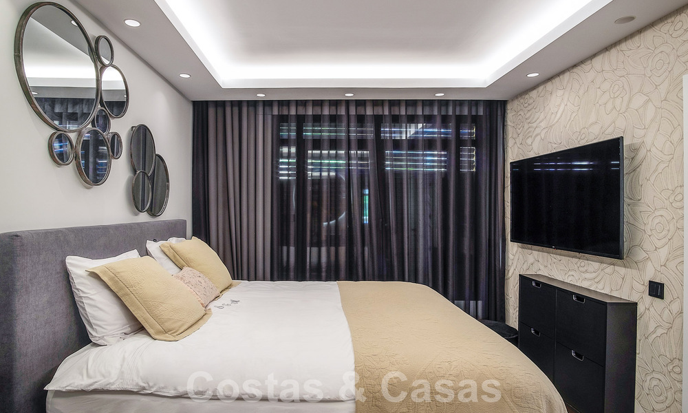 Apartamento de lujo de 4 dormitorios en venta en exclusivo complejo en segunda línea de playa en Puerto Banús, Marbella 52113